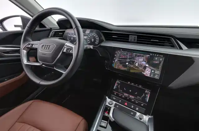 Harmaa Maastoauto, Audi Q8 e-tron – VAR-32561