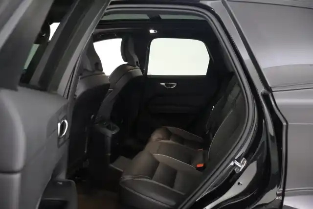 Musta Maastoauto, Volvo XC60 – VAR-32589