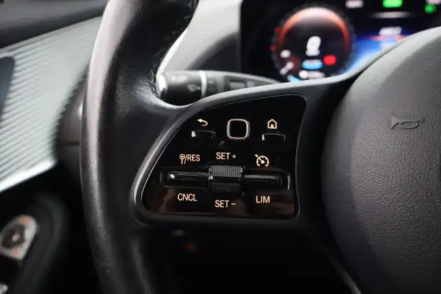 Sininen Maastoauto, Mercedes-Benz EQC – VAR-32600