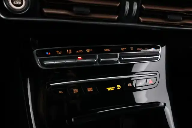 Sininen Maastoauto, Mercedes-Benz EQC – VAR-32600