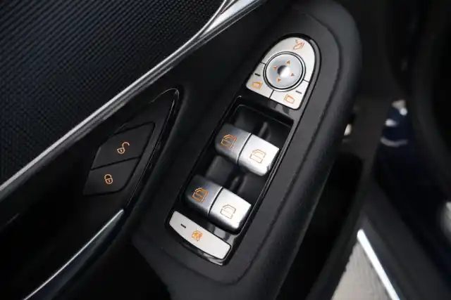 Sininen Maastoauto, Mercedes-Benz EQC – VAR-32600
