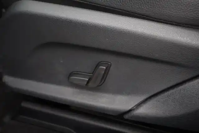 Sininen Maastoauto, Mercedes-Benz EQC – VAR-32600