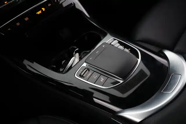 Sininen Maastoauto, Mercedes-Benz EQC – VAR-32600