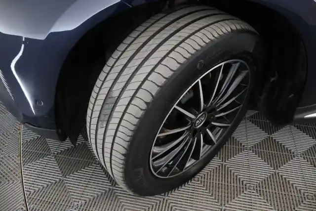 Sininen Maastoauto, Mercedes-Benz EQC – VAR-32600