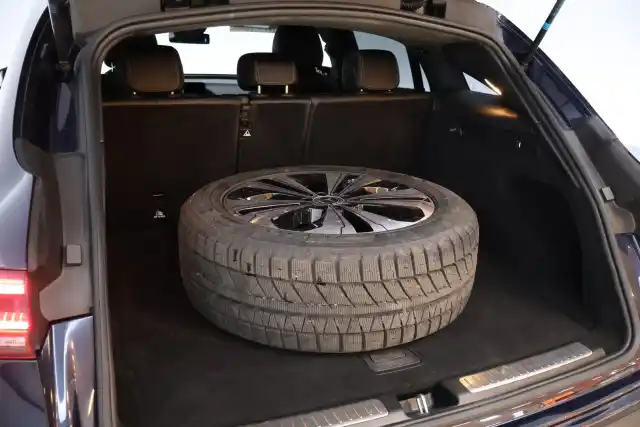 Sininen Maastoauto, Mercedes-Benz EQC – VAR-32600
