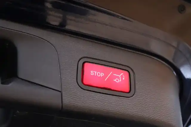 Sininen Maastoauto, Mercedes-Benz EQC – VAR-32600