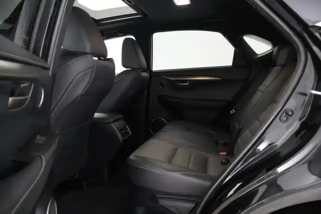 Musta Maastoauto, Lexus NX – VAR-32723