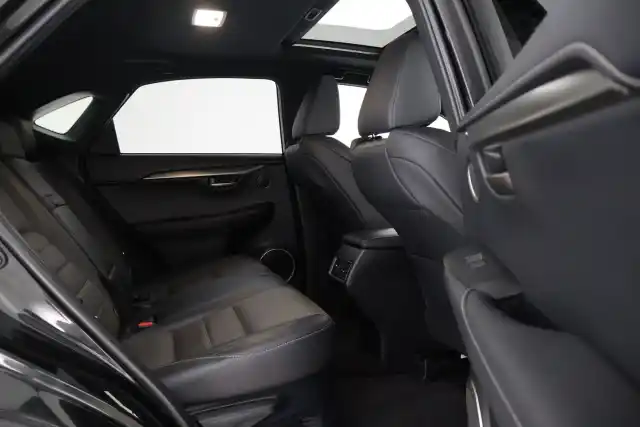 Musta Maastoauto, Lexus NX – VAR-32723