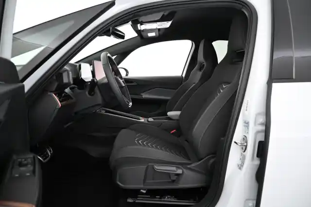 Valkoinen Viistoperä, CUPRA Born – VAR-33155