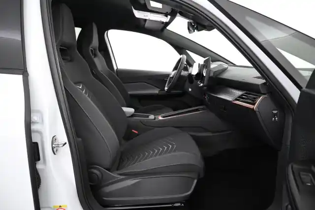 Valkoinen Viistoperä, CUPRA Born – VAR-33155