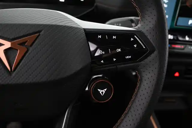 Valkoinen Viistoperä, CUPRA Born – VAR-33155