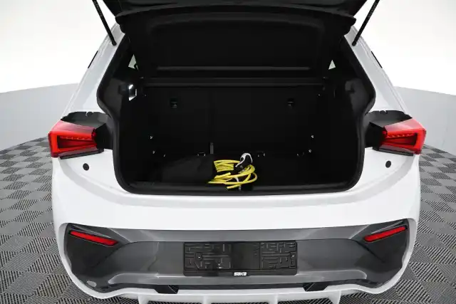 Valkoinen Viistoperä, CUPRA Born – VAR-33155