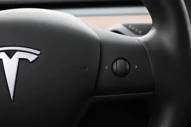 Sininen Sedan, Tesla Model 3 – VAR-33251