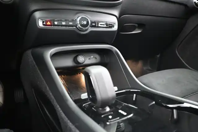 Ruskea Maastoauto, Volvo XC40 – VAR-33421