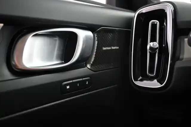 Ruskea Maastoauto, Volvo XC40 – VAR-33421