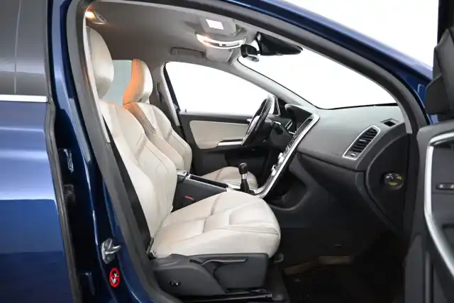 Sininen Maastoauto, Volvo XC60 – VAR-33627