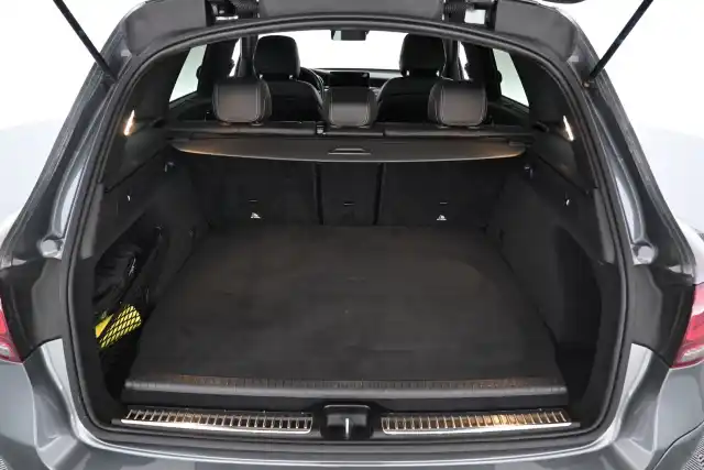 Harmaa Maastoauto, Mercedes-Benz GLC – VAR-34289