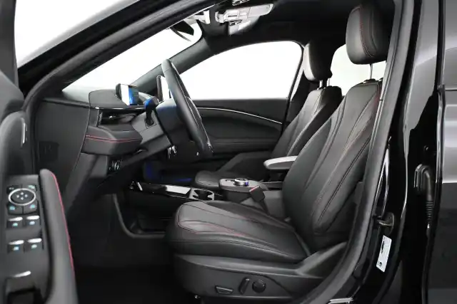 Musta Maastoauto, Ford Mustang Mach-E – VAR-34369