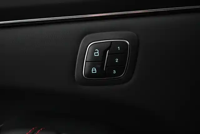 Musta Maastoauto, Ford Mustang Mach-E – VAR-34369