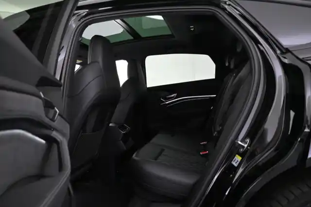 Musta Maastoauto, Audi Q8 e-tron – VAR-34668