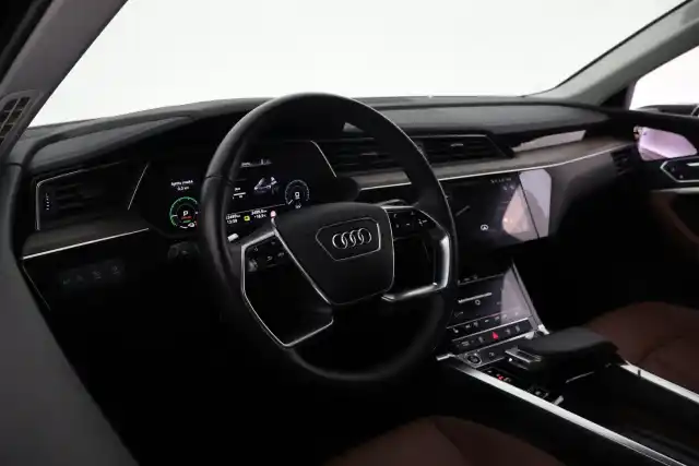 Sininen Maastoauto, Audi e-tron – VAR-34936