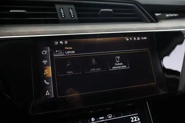 Sininen Maastoauto, Audi e-tron – VAR-34936