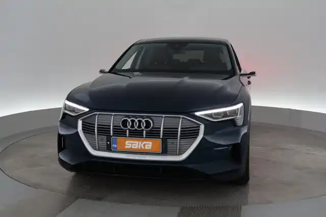 Sininen Maastoauto, Audi e-tron – VAR-34936