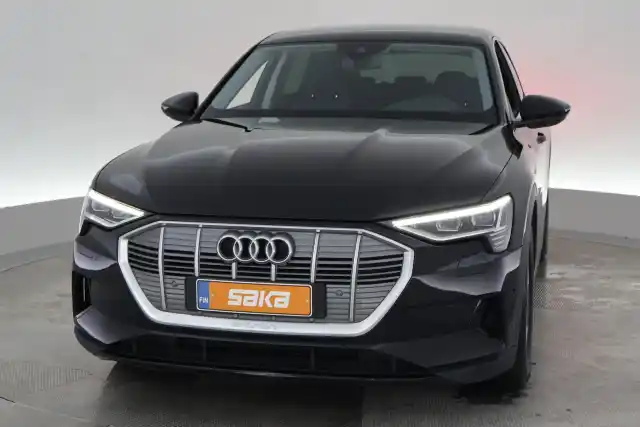 Musta Maastoauto, Audi e-tron – VAR-35032