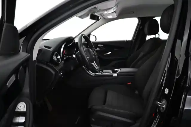 Harmaa Maastoauto, Mercedes-Benz GLC – VAR-35325