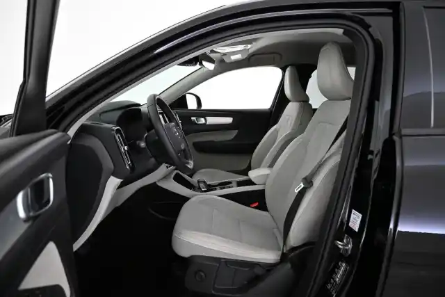 Musta Maastoauto, Volvo XC40 – VAR-35495