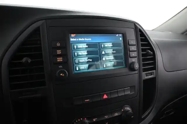 Valkoinen Tila-auto, Mercedes-Benz Vito – VAR-35823
