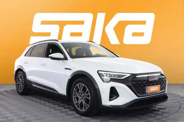 Valkoinen Maastoauto, Audi Q8 e-tron – VAR-35886