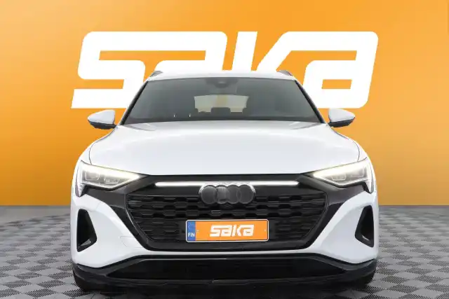 Valkoinen Maastoauto, Audi Q8 e-tron – VAR-35886