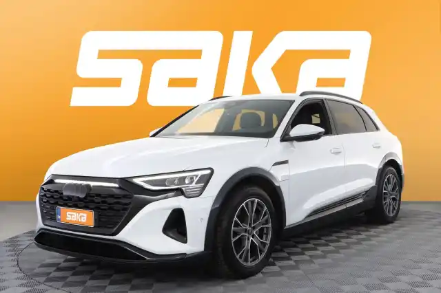 Valkoinen Maastoauto, Audi Q8 e-tron – VAR-35886