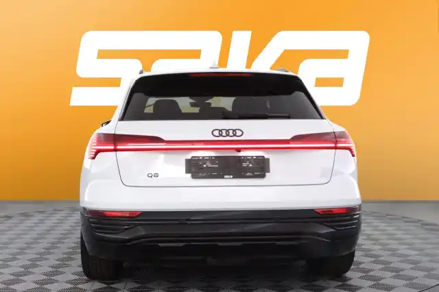 Valkoinen Maastoauto, Audi Q8 e-tron – VAR-35886
