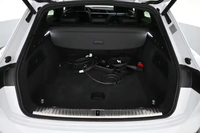 Valkoinen Maastoauto, Audi Q8 e-tron – VAR-35886