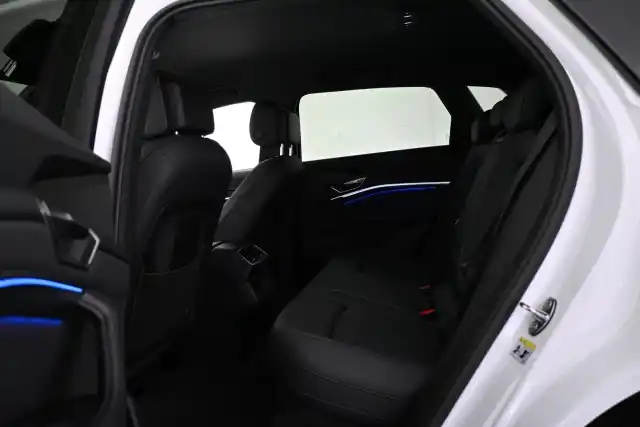Valkoinen Maastoauto, Audi Q8 e-tron – VAR-35886