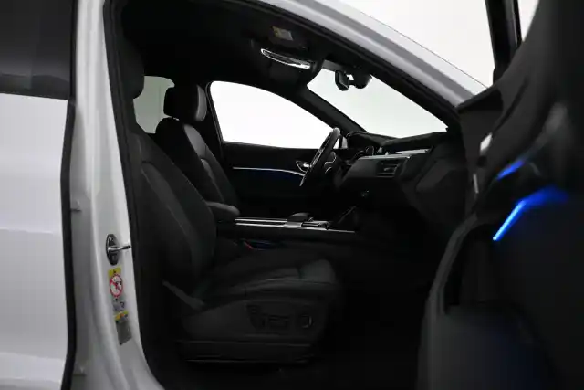 Valkoinen Maastoauto, Audi Q8 e-tron – VAR-35886