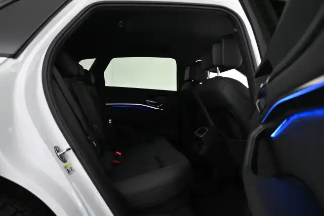 Valkoinen Maastoauto, Audi Q8 e-tron – VAR-35886