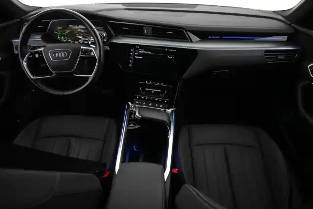 Valkoinen Maastoauto, Audi Q8 e-tron – VAR-35886