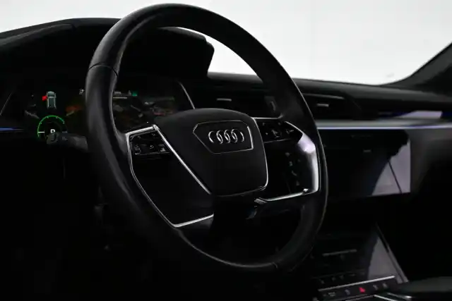 Valkoinen Maastoauto, Audi Q8 e-tron – VAR-35886