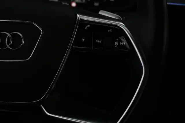 Valkoinen Maastoauto, Audi Q8 e-tron – VAR-35886