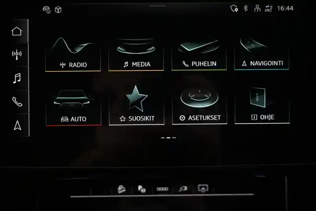 Valkoinen Maastoauto, Audi Q8 e-tron – VAR-35886