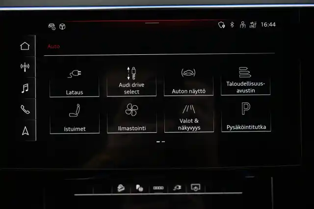 Valkoinen Maastoauto, Audi Q8 e-tron – VAR-35886