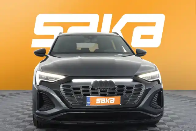 Harmaa Maastoauto, Audi Q8 e-tron – VAR-35909