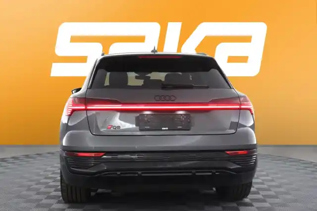 Harmaa Maastoauto, Audi Q8 e-tron – VAR-35909
