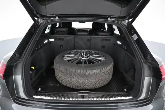 Harmaa Maastoauto, Audi Q8 e-tron – VAR-35909