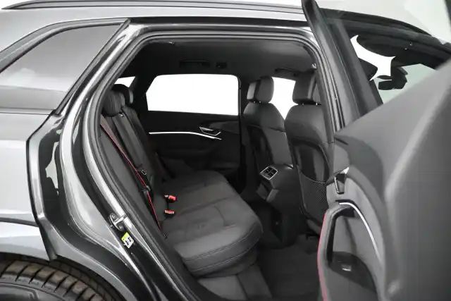 Harmaa Maastoauto, Audi Q8 e-tron – VAR-35909