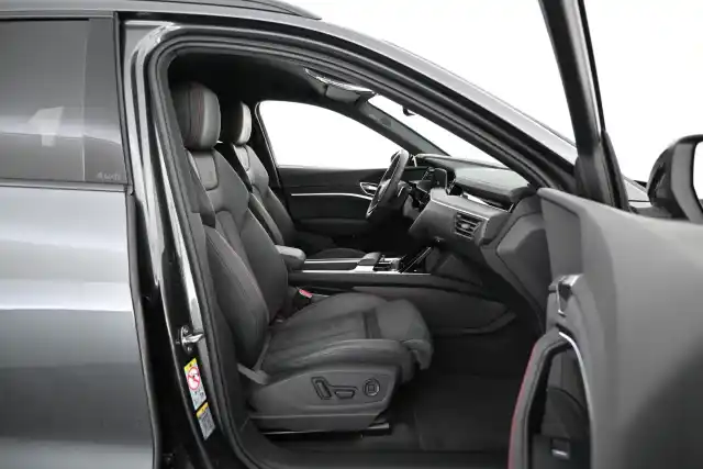 Harmaa Maastoauto, Audi Q8 e-tron – VAR-35909