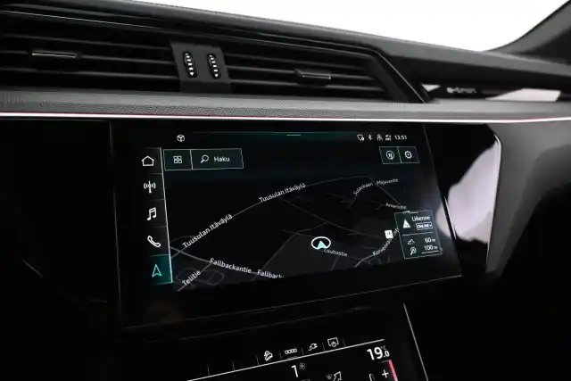Harmaa Maastoauto, Audi Q8 e-tron – VAR-35909